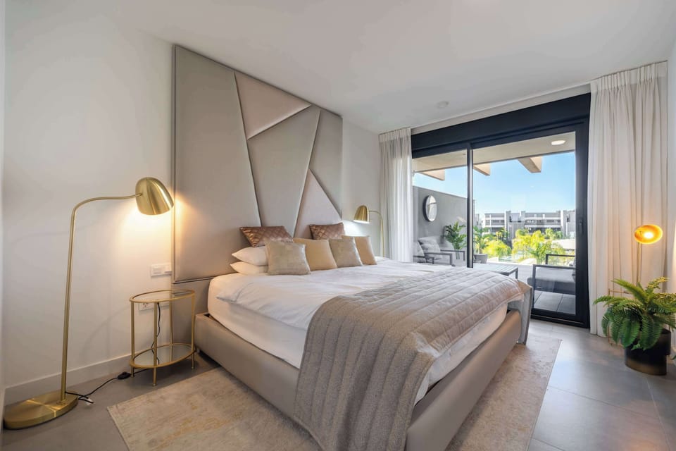 Bright and inviting main bedroom, perfect for rest and relaxation.