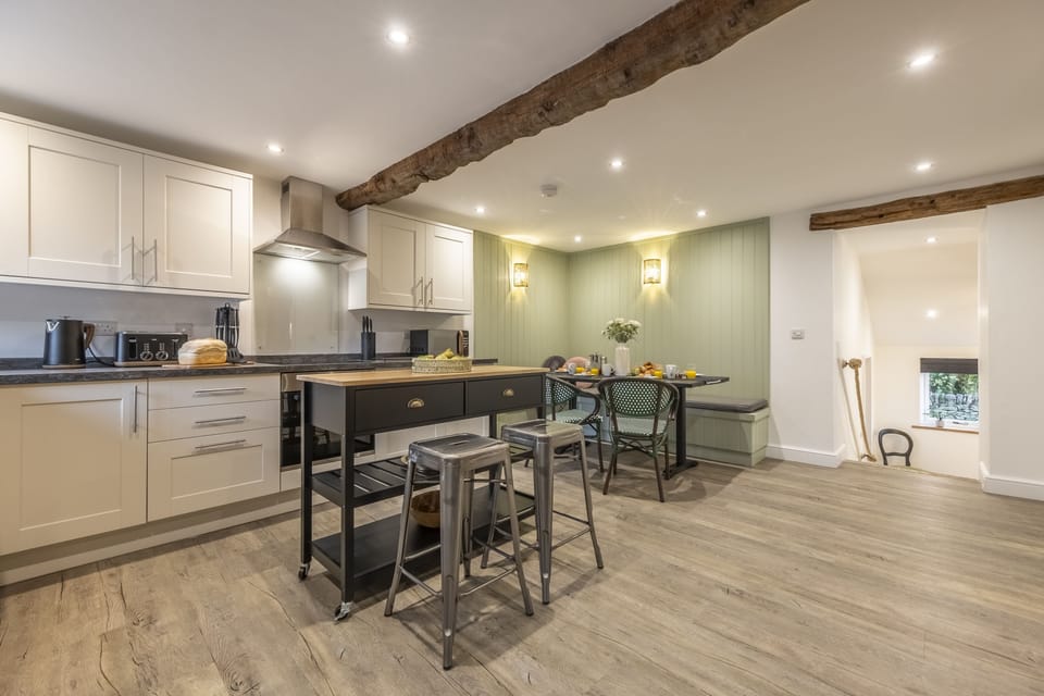 Swallows Nest: The well-equipped kitchen, with spacious breakfast table