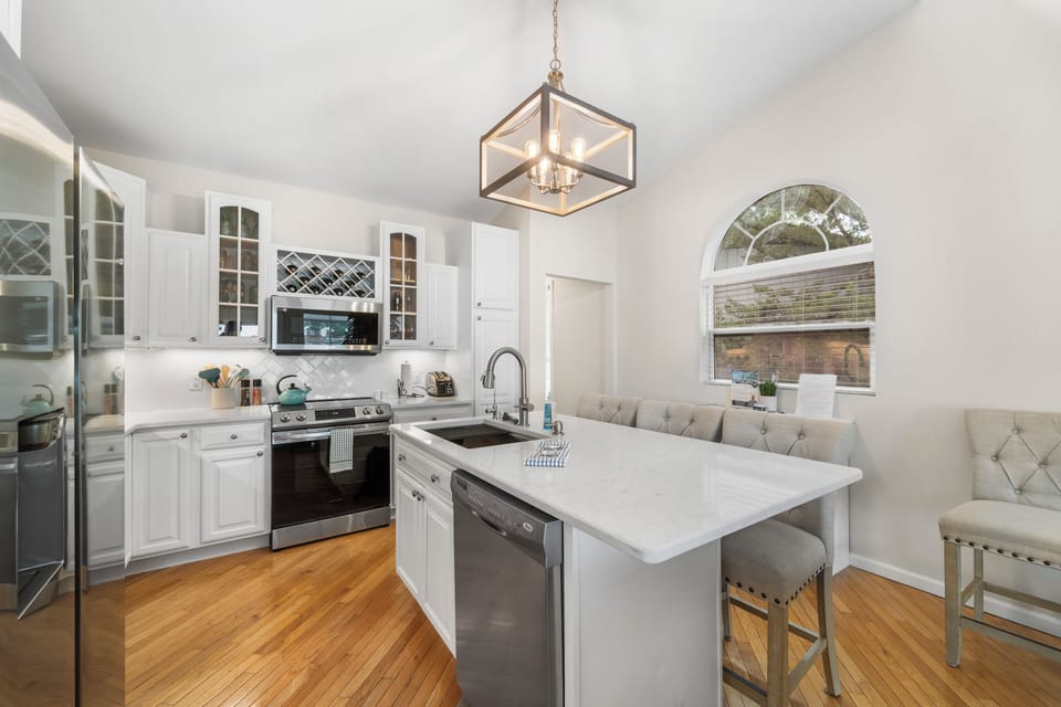 Kitchen with breakfast bar
