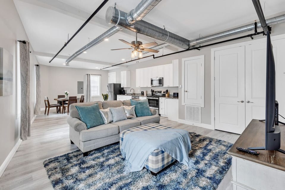 Family Friendly Living Room in downtown Biloxi, walking distance from the beach