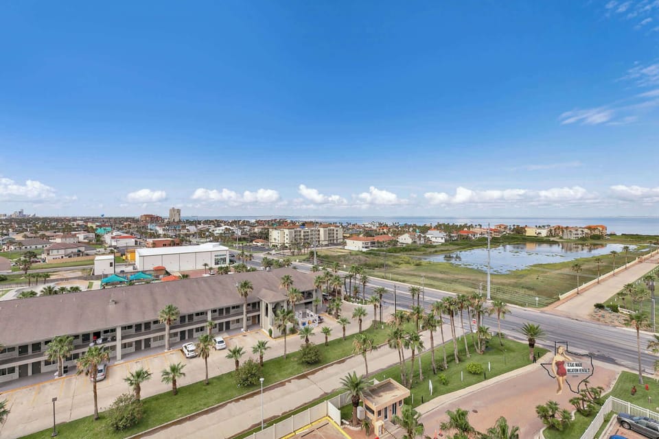 Enjoy uninterrupted views of the scenic landscap with the vibrant city below.