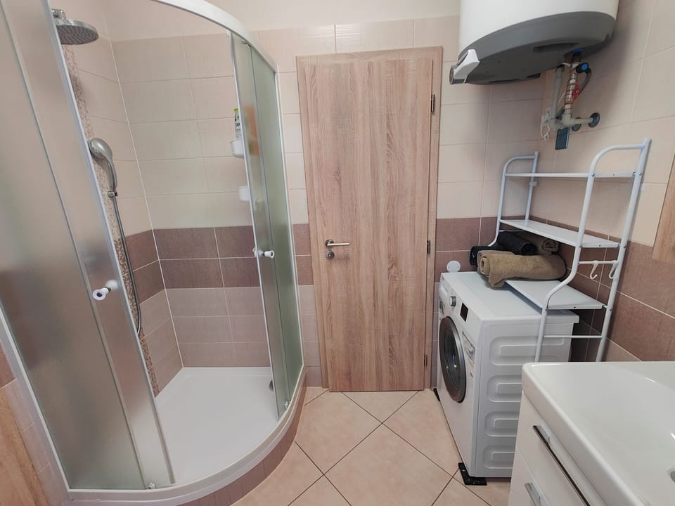 Avignon - Bathroom (1)