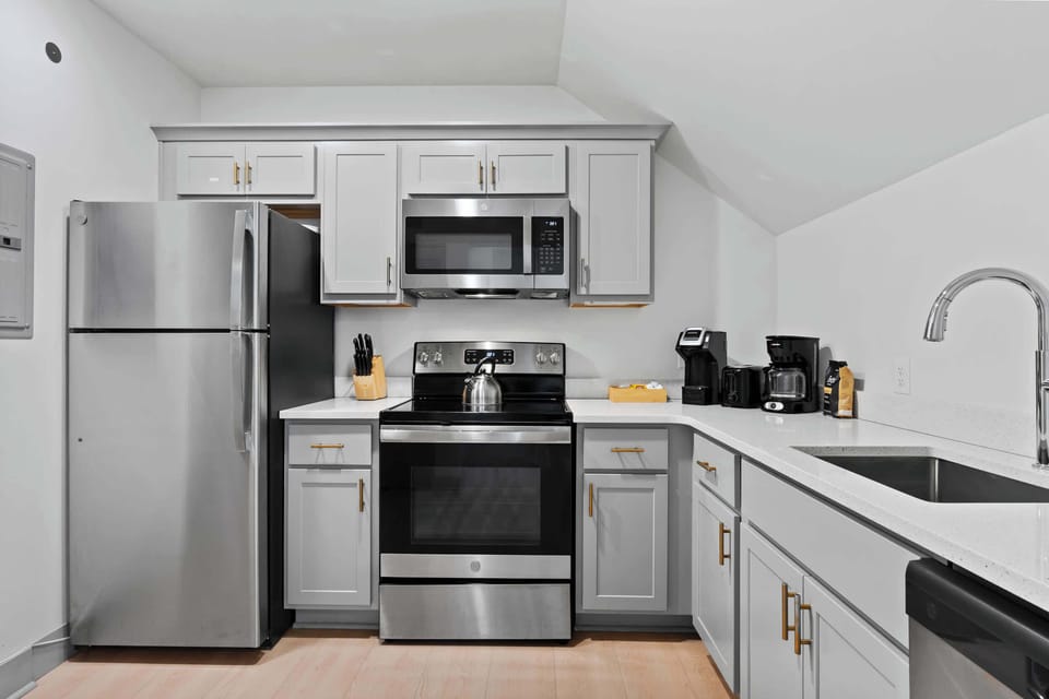 Kitchen: Fully equipped kitchen featuring stainless steel appliances.