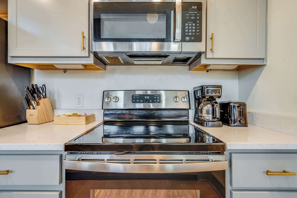 Kitchen: Efficient kitchen space, making meal prep a breeze.