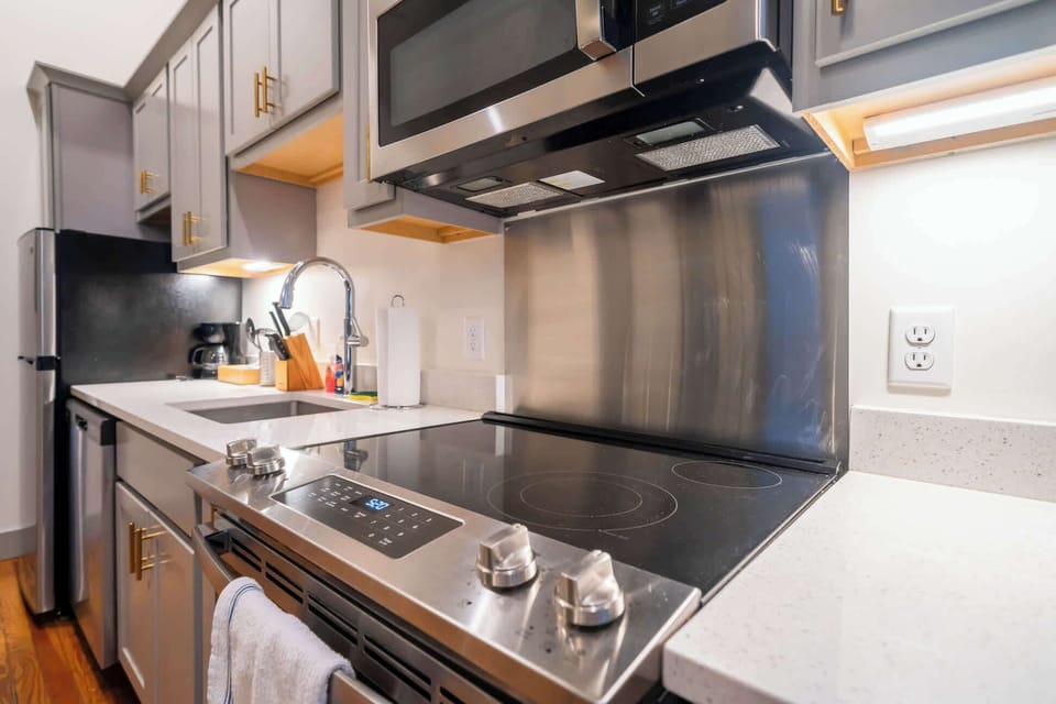 Kitchen: Cozy kitchen and dining setup, designed for comfort and convenience.