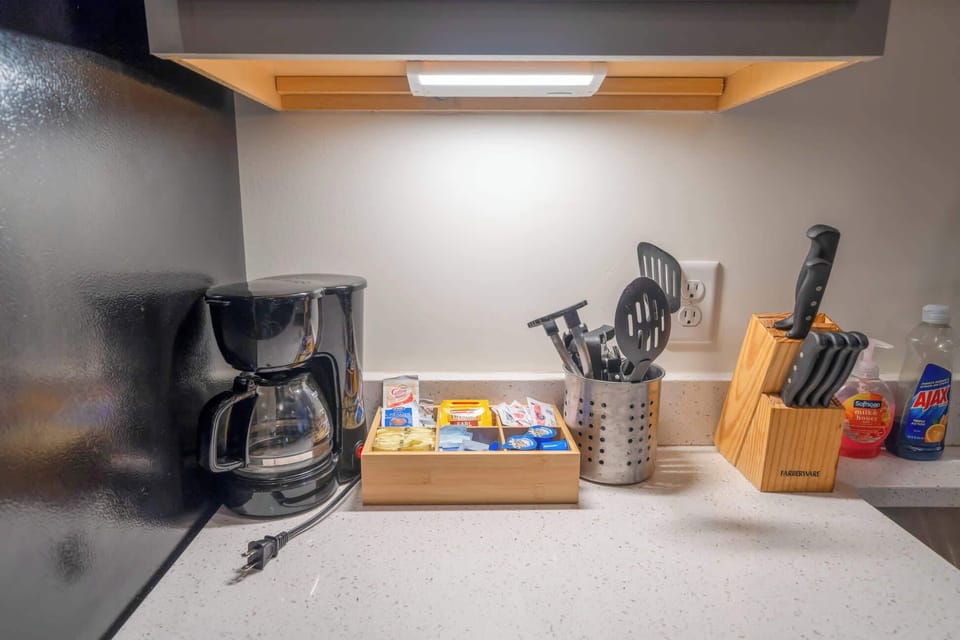 Kitchen: Cozy kitchen and dining setup, designed for comfort and convenience.