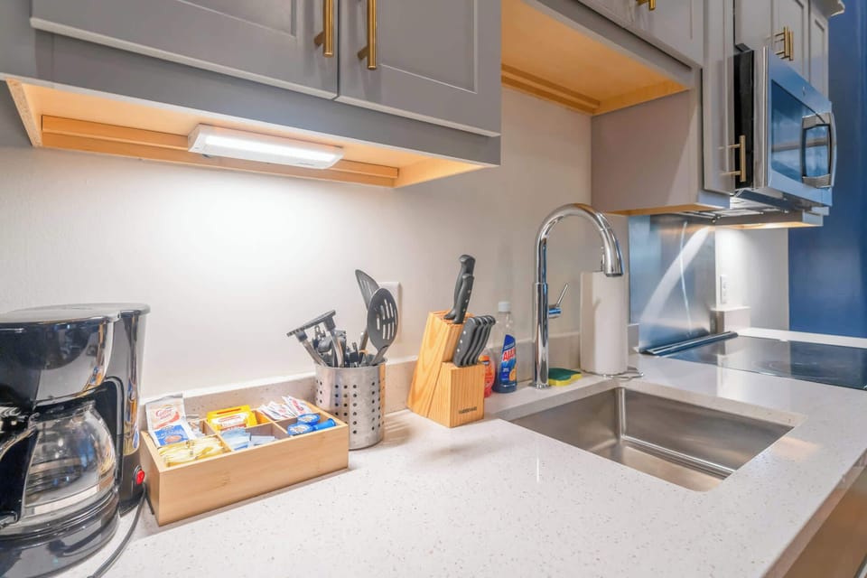 Kitchen: Cozy kitchen and dining setup, designed for comfort and convenience.