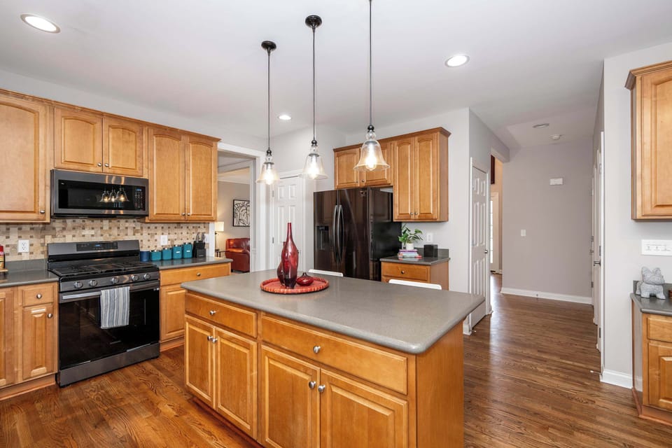 Fully equipped kitchen with additional counter seating