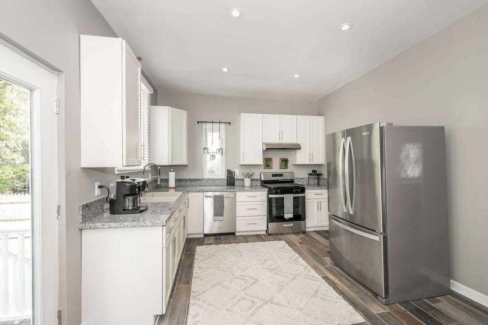 The spacious eat-in kitchen is well-equipped for your visit