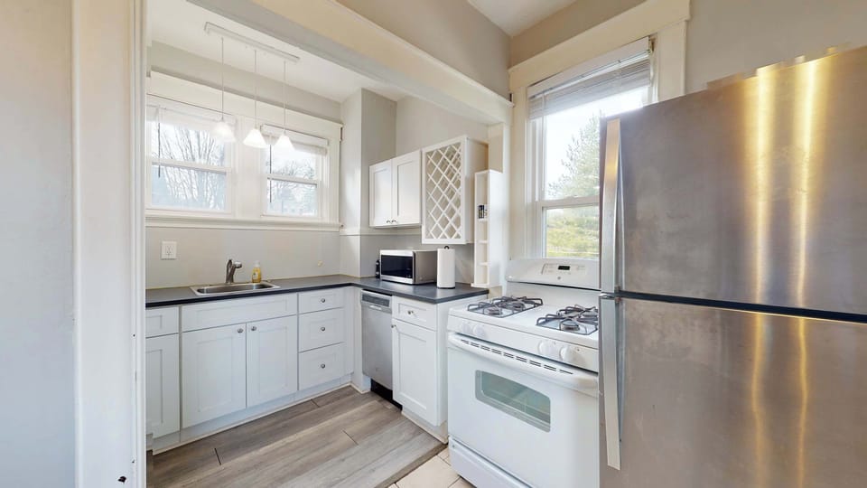 Begin the day with morning coffee or prepare culinary masterpieces in the airy kitchen