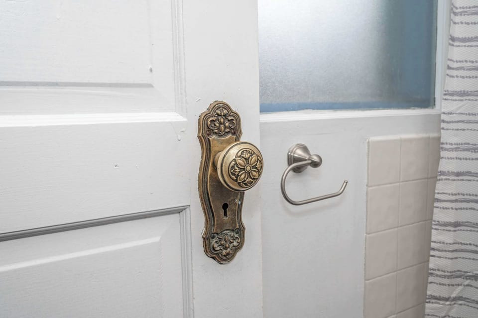 A pedestal sink & shower/tub combo await in the full bathroom