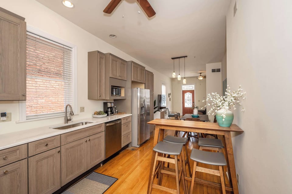 Kitchen bar counter with seating for 4
