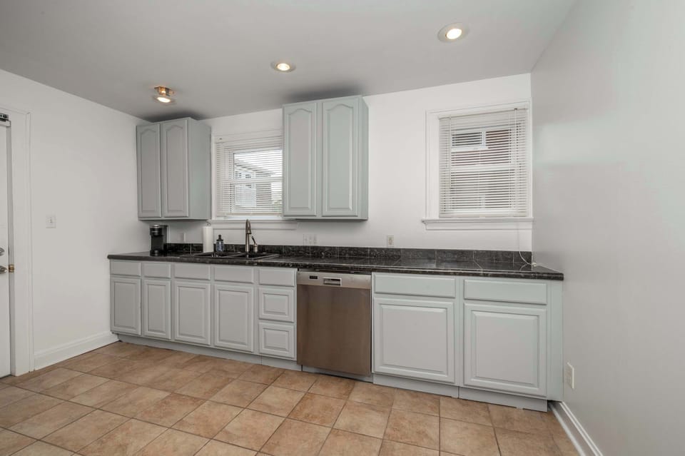 Unit 1 – The well-equipped kitchen offers tons of counterspace