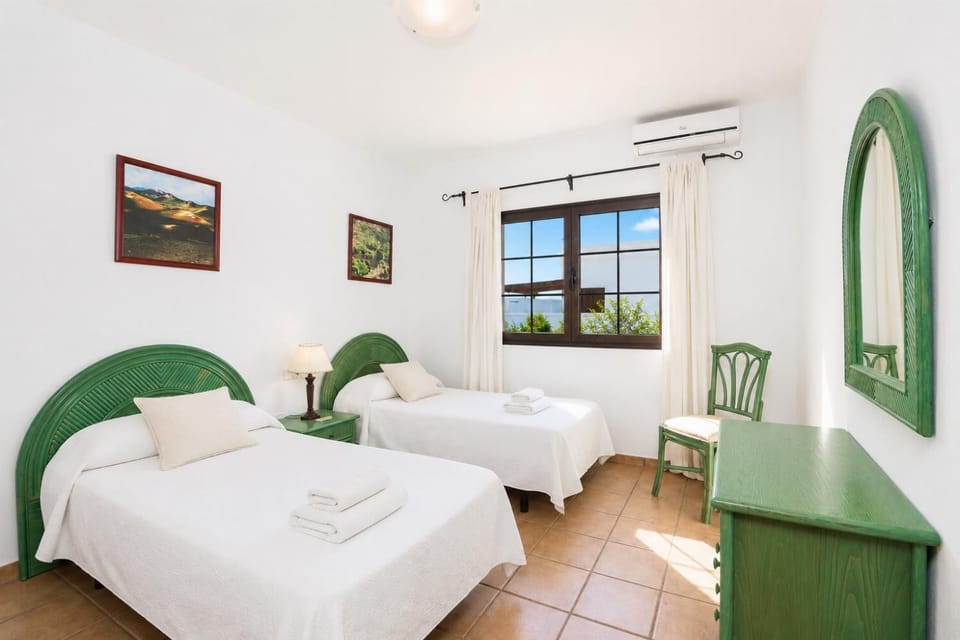 Twin bedroom with A/C