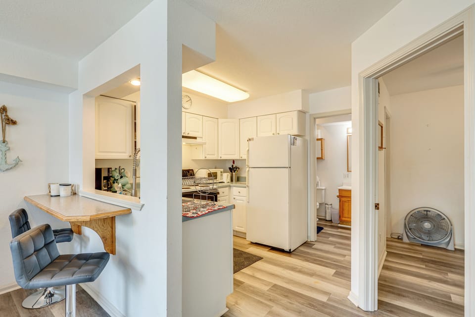 Kitchen | Stove/Oven | Drip Coffee Maker | Toaster | Microwave | 1st Floor