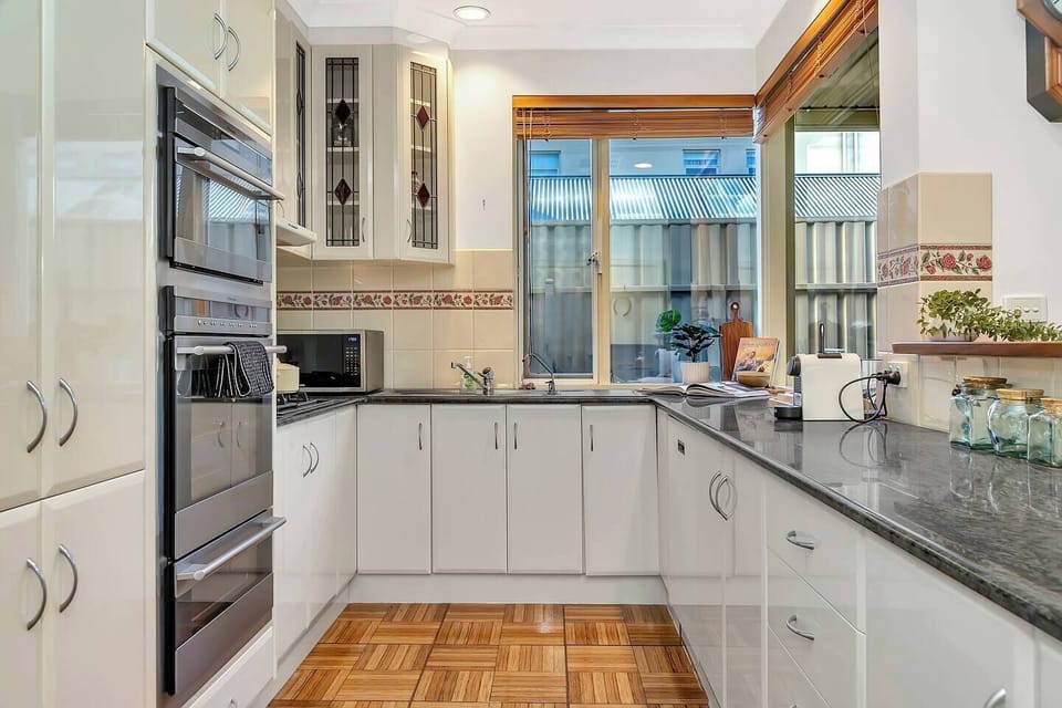 The fully equipped kitchen boasts modern appliances, including a gas stovetop, ideal for cooking and dining during your stay.
