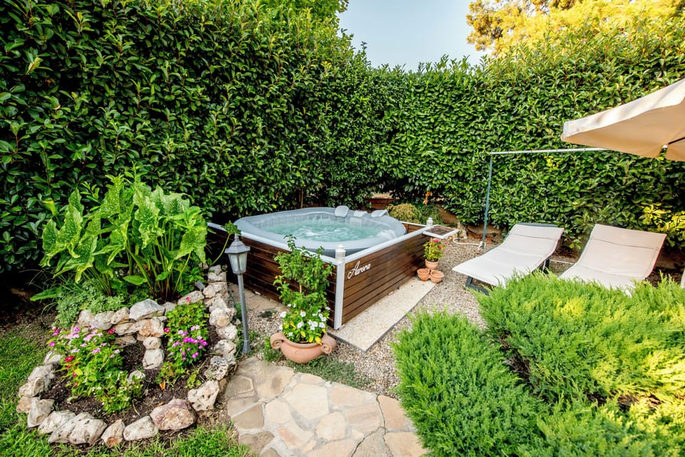 Outdoor spa tub