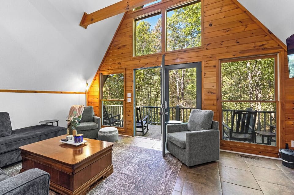 Treehouse feel - Watch for deer and turkey in the expansive backyard.