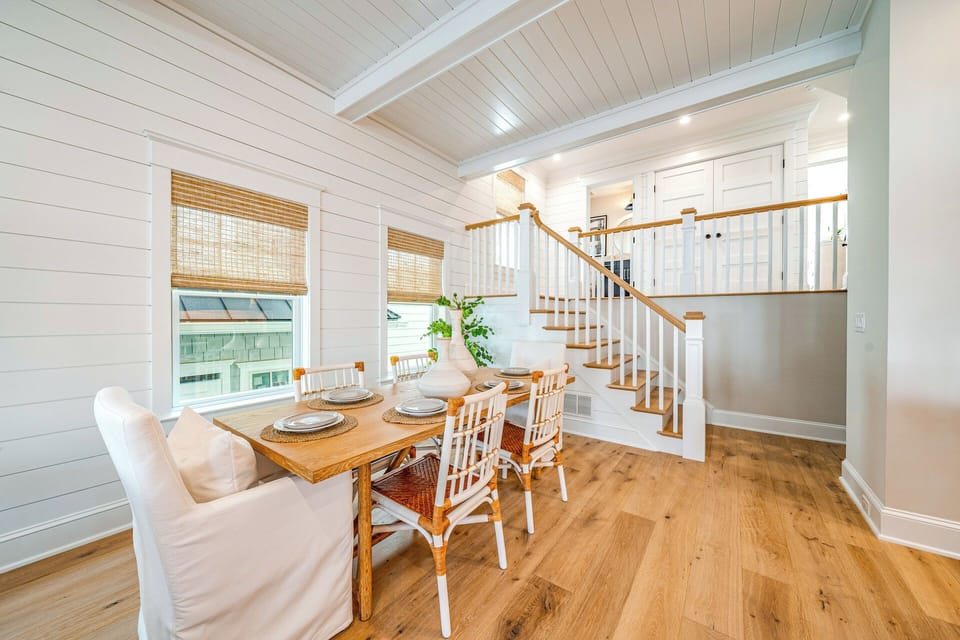 Dining area which can seat six
