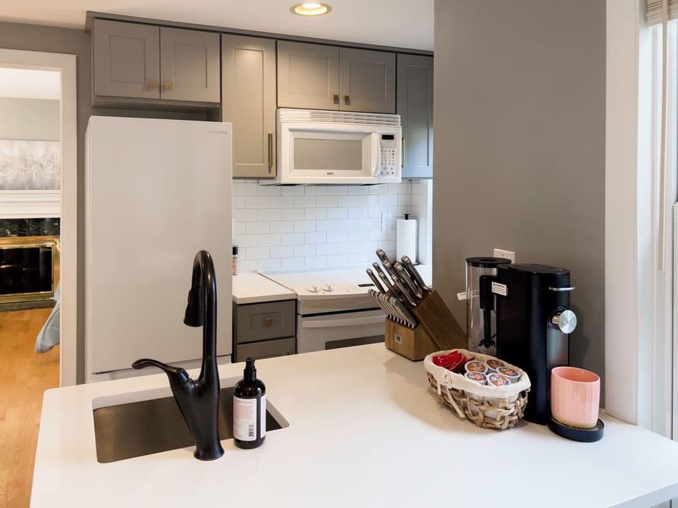 Kitchen: Fully stocked with all the essentials 