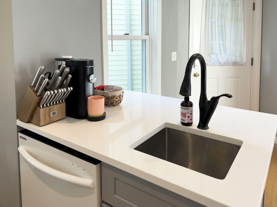 Kitchen: Fully stocked with all the essentials 