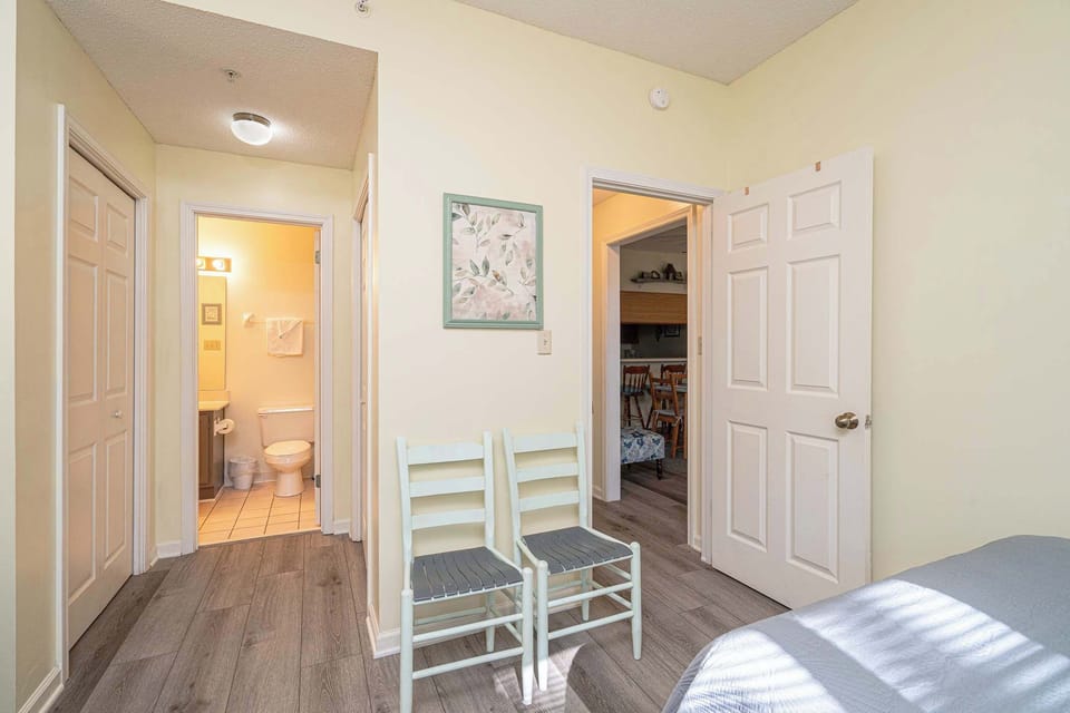 Bedroom 2 with Queen bed, Twin/Twin bunk bed, and en-suite