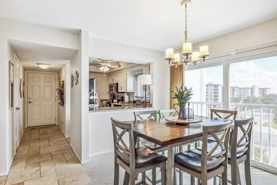 Kitchen & Dining Area