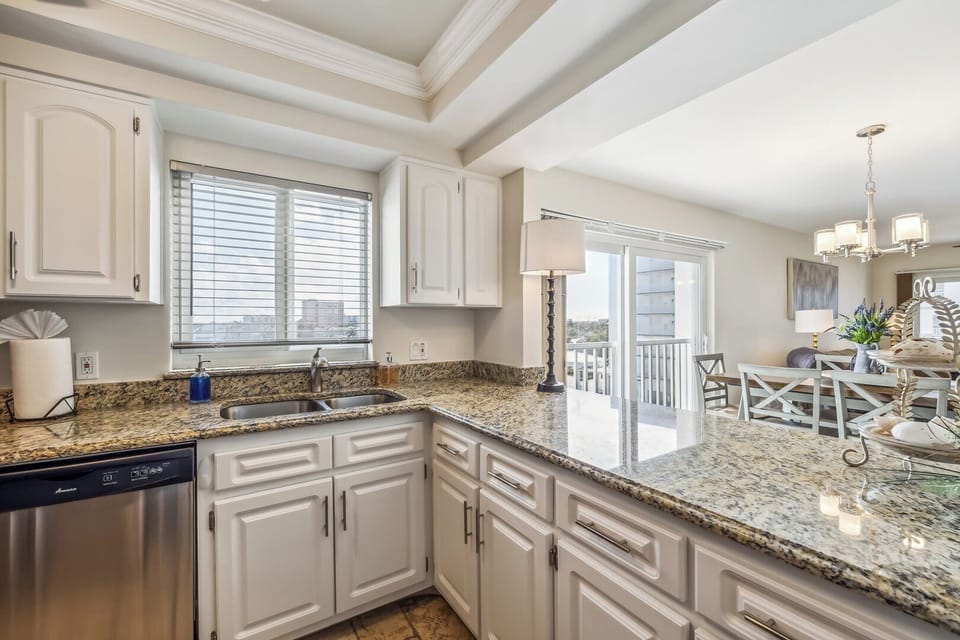 Fully Equipped Kitchen with picture window / pass through