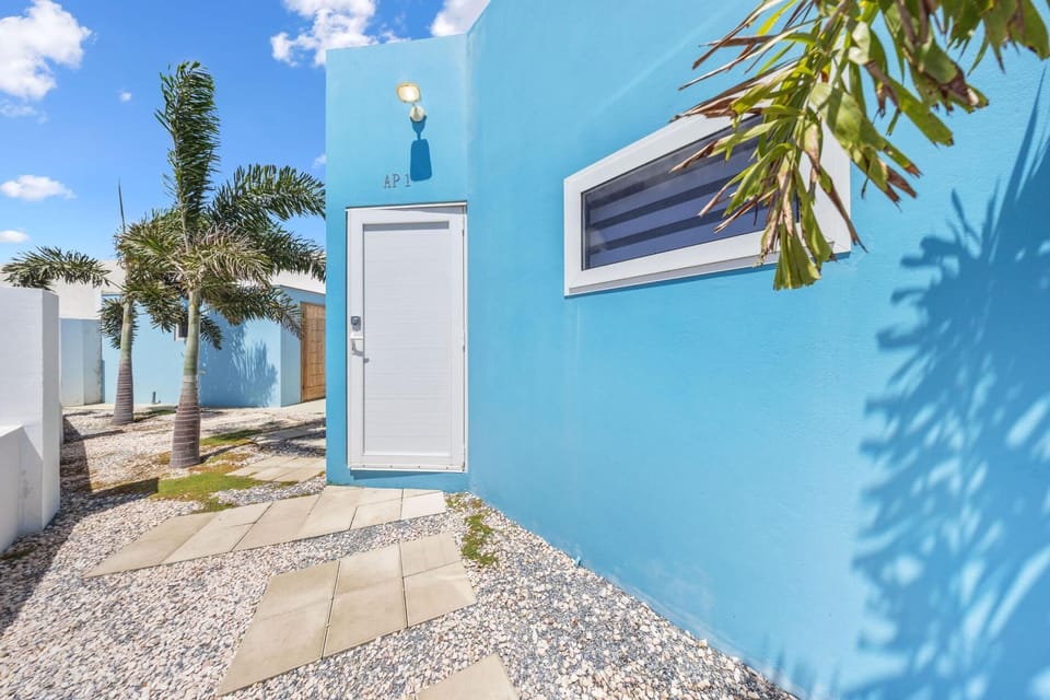 Nestled in Noord, this studio offers the ideal blend of privacy and proximity. Just a 5-minute drive to Palm Beach, enjoy nearby shopping, dining, and Aruba’s stunning beaches right at your doorstep.