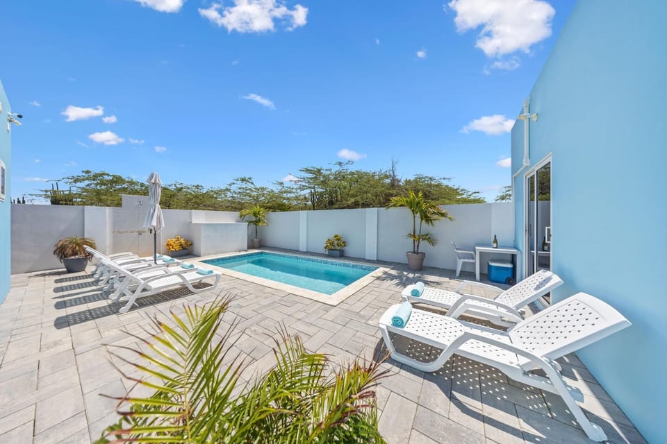 Take a dip in the inviting pool, soak up the sun on our loungers, or enjoy the outdoor shower—your private oasis awaits right outside the studio. Relaxation, Aruba-style!