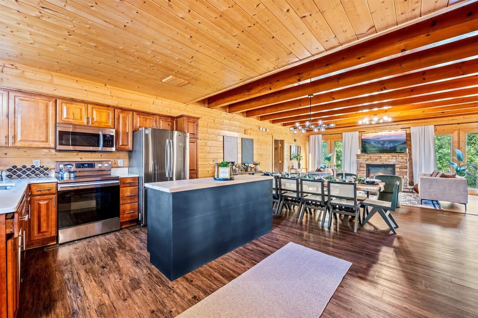 Fully equipped chef’s kitchen with stainless steel appliances.