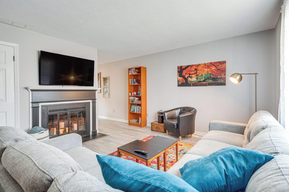 Hendersonville Vacation Rental | 2BR | 1.5BA | Stairs Required | 1,200 Sq Ft