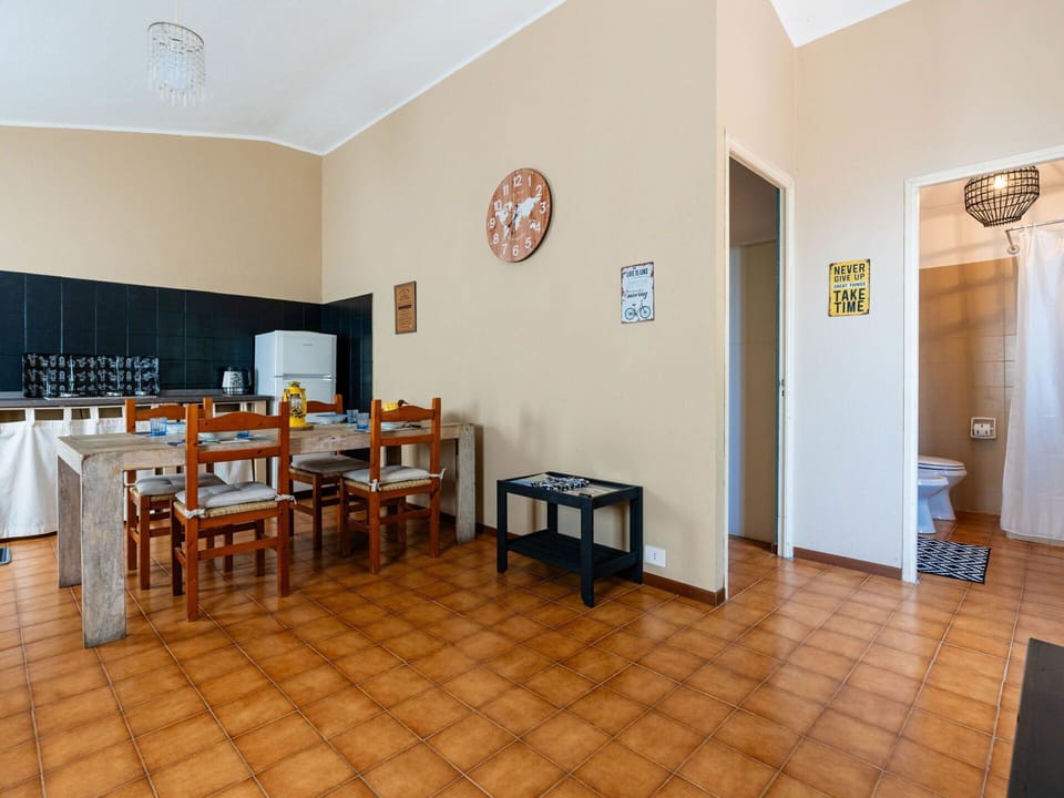 Table, Furniture, Interior Design, Building, Flooring, Picture Frame, Wood, Chair, House, Hardwood