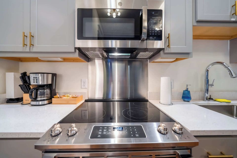 Kitchen: Cozy kitchen perfect for creating your home meals!