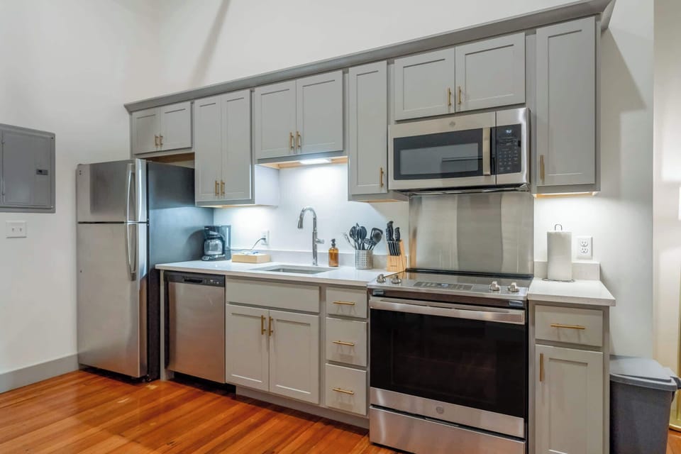 Kitchen: Cozy kitchen and dining setup, designed for comfort and convenience.
