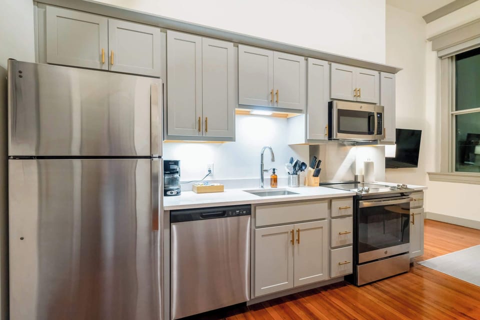 Kitchen: Cozy kitchen and dining setup, designed for comfort and convenience.