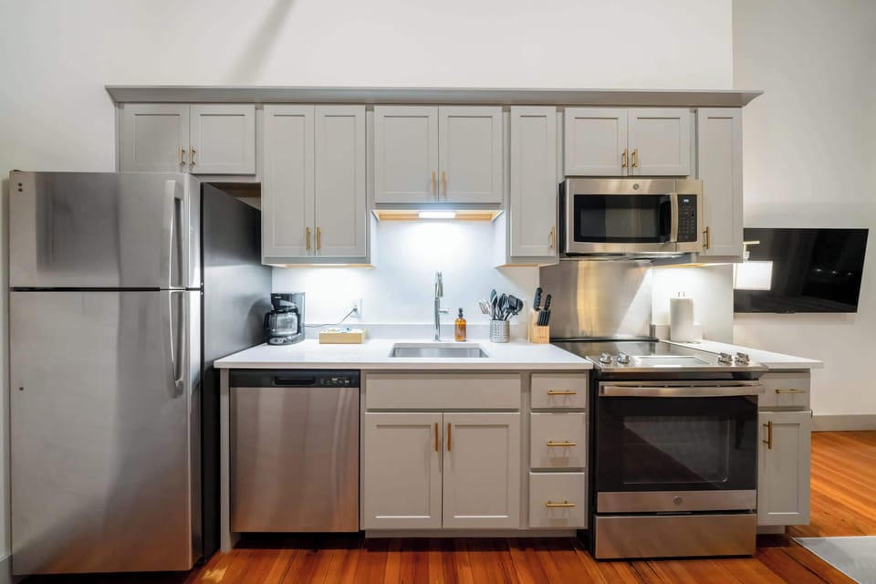Kitchen: Cozy kitchen and dining setup, designed for comfort and convenience.