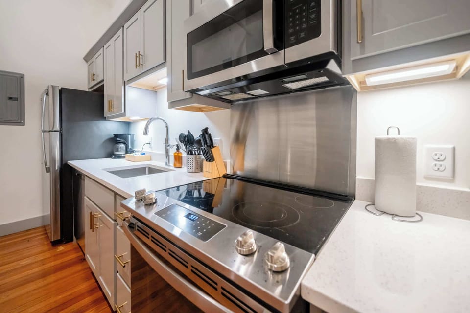Kitchen: Cozy kitchen and dining setup, designed for comfort and convenience.