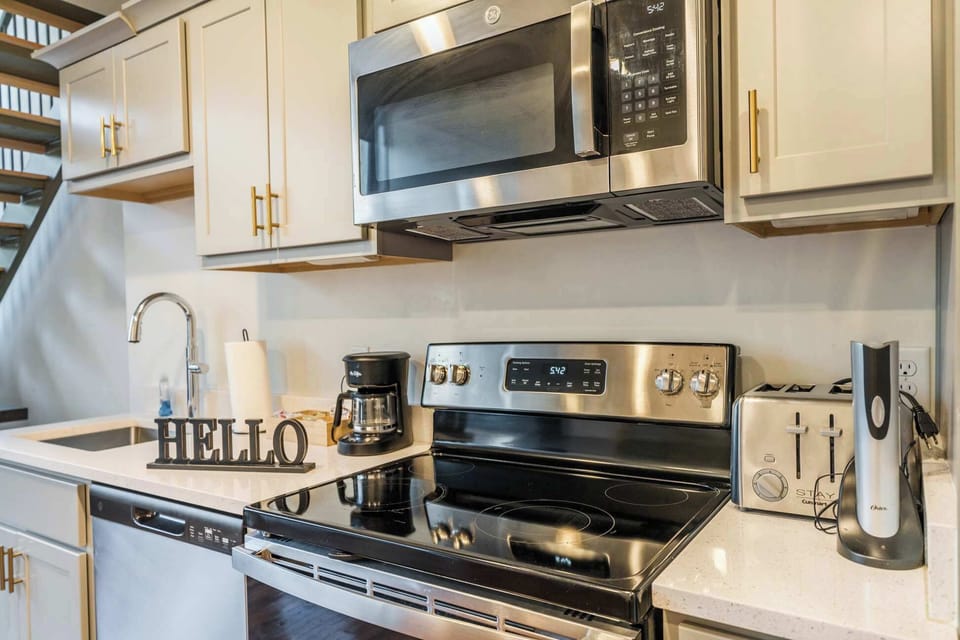 Kitchen: Cozy kitchen and dining setup, designed for comfort and convenience.