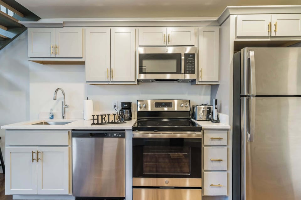 Kitchen: Cozy kitchen and dining setup, designed for comfort and convenience.