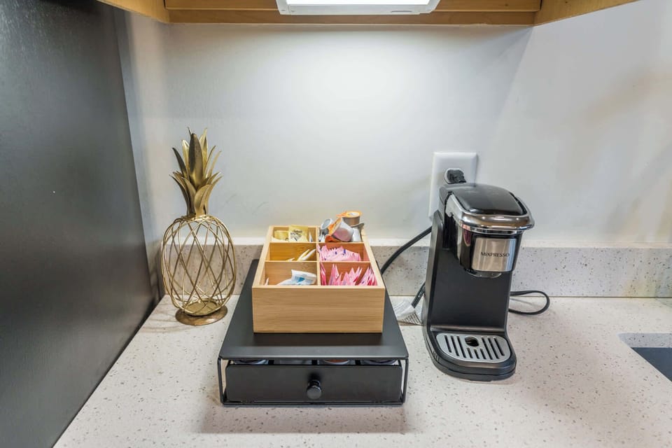 Kitchen: Cozy kitchen and dining setup, designed for comfort and convenience.