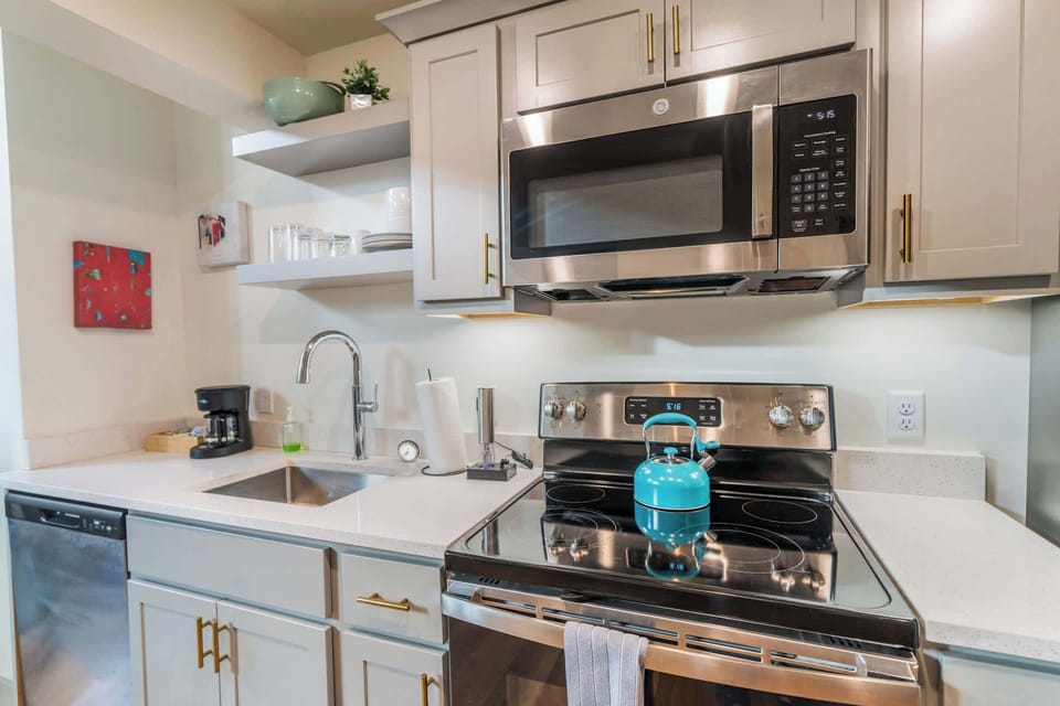 Kitchen: Cozy kitchen and dining setup, designed for comfort and convenience.