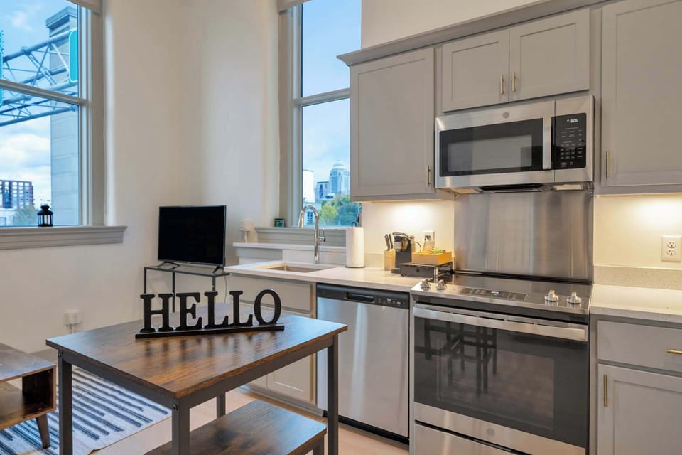 Kitchen: Cozy kitchen and dining setup, designed for comfort and convenience.