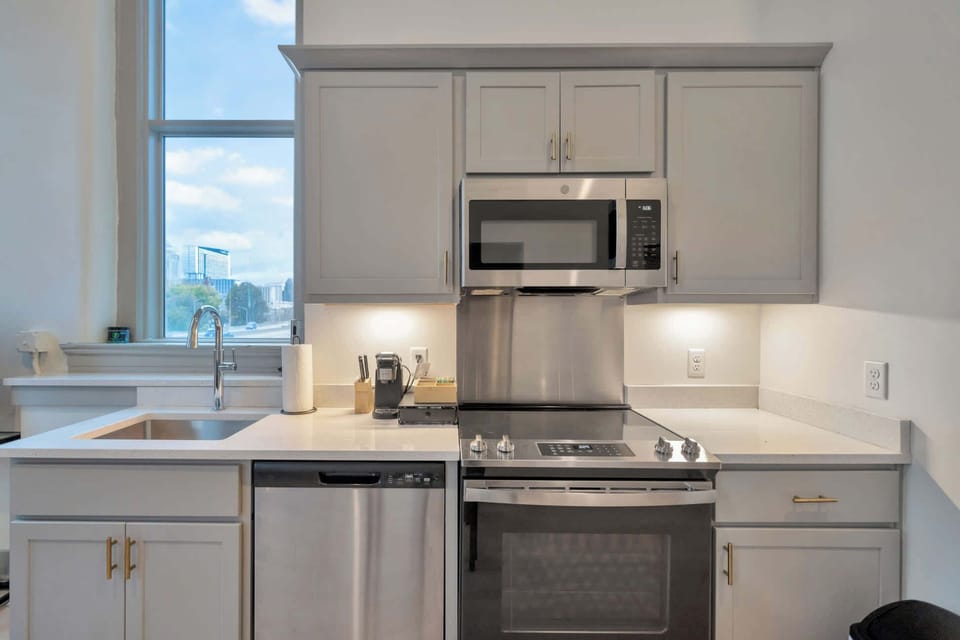 Kitchen: Cozy kitchen and dining setup, designed for comfort and convenience.