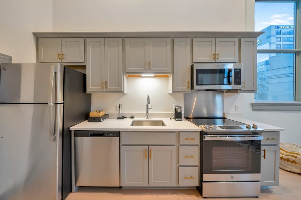 Kitchen: Cozy kitchen and dining setup, designed for comfort and convenience.