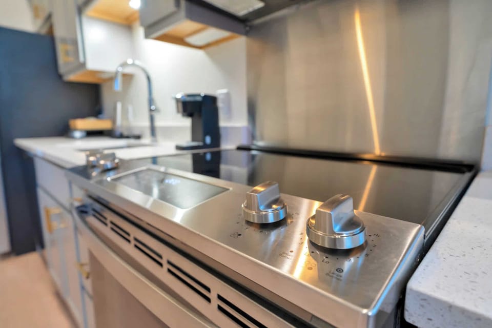 Kitchen: Cozy kitchen and dining setup, designed for comfort and convenience.