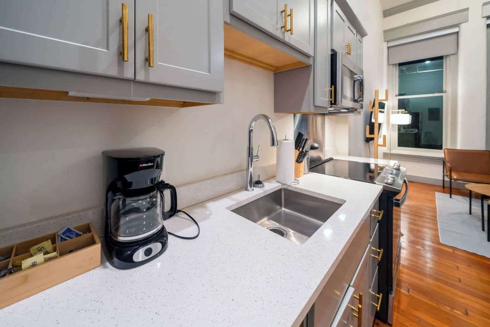 Kitchen: Cozy kitchen and dining setup, designed for comfort and convenience.