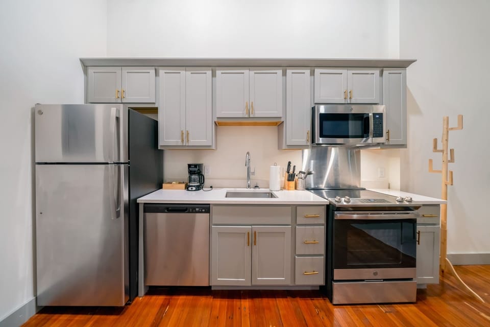 Kitchen: Cozy kitchen and dining setup, designed for comfort and convenience.
