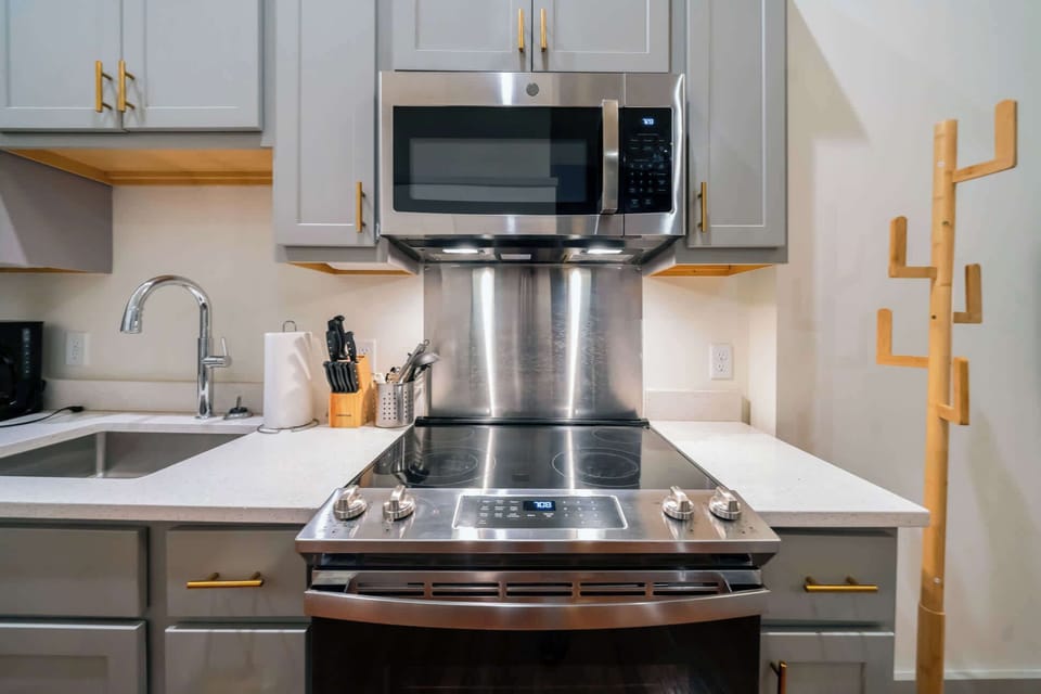 Kitchen: Cozy kitchen and dining setup, designed for comfort and convenience.
