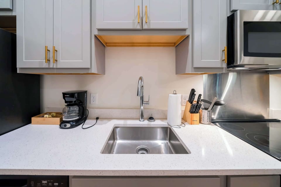 Kitchen: Cozy kitchen and dining setup, designed for comfort and convenience.